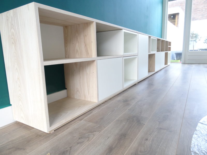 lage boekenkast op maat met zelf te kiezen indeling