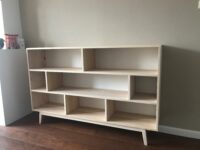 Lage boekenkast op maat met scheve pootjes